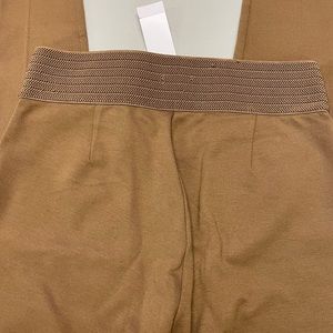 Leggings in mustard. Great with an oversized black sweater/shirt. New with Tags.